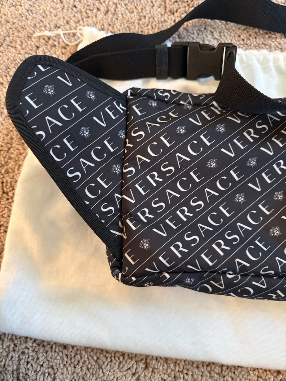 Versace Black Logo-Print belt bag - Picture 5 of 11